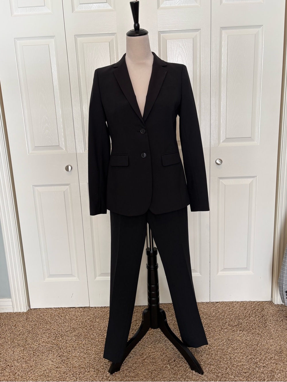 Banana Republic Black Womens Two-Piece Suit Jacket and Pants. Size 2